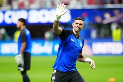 Mercato Chelsea : le transfert d’Emiliano Martinez pourrait causer des problèmes à deux Blues