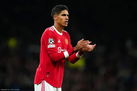 Manchester United : Varane admet que l’intensité est plus forte en Premier League