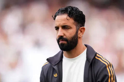 Mercato Manchester United : un entraîneur de Ligue des champions postule pour l’après-Amorim