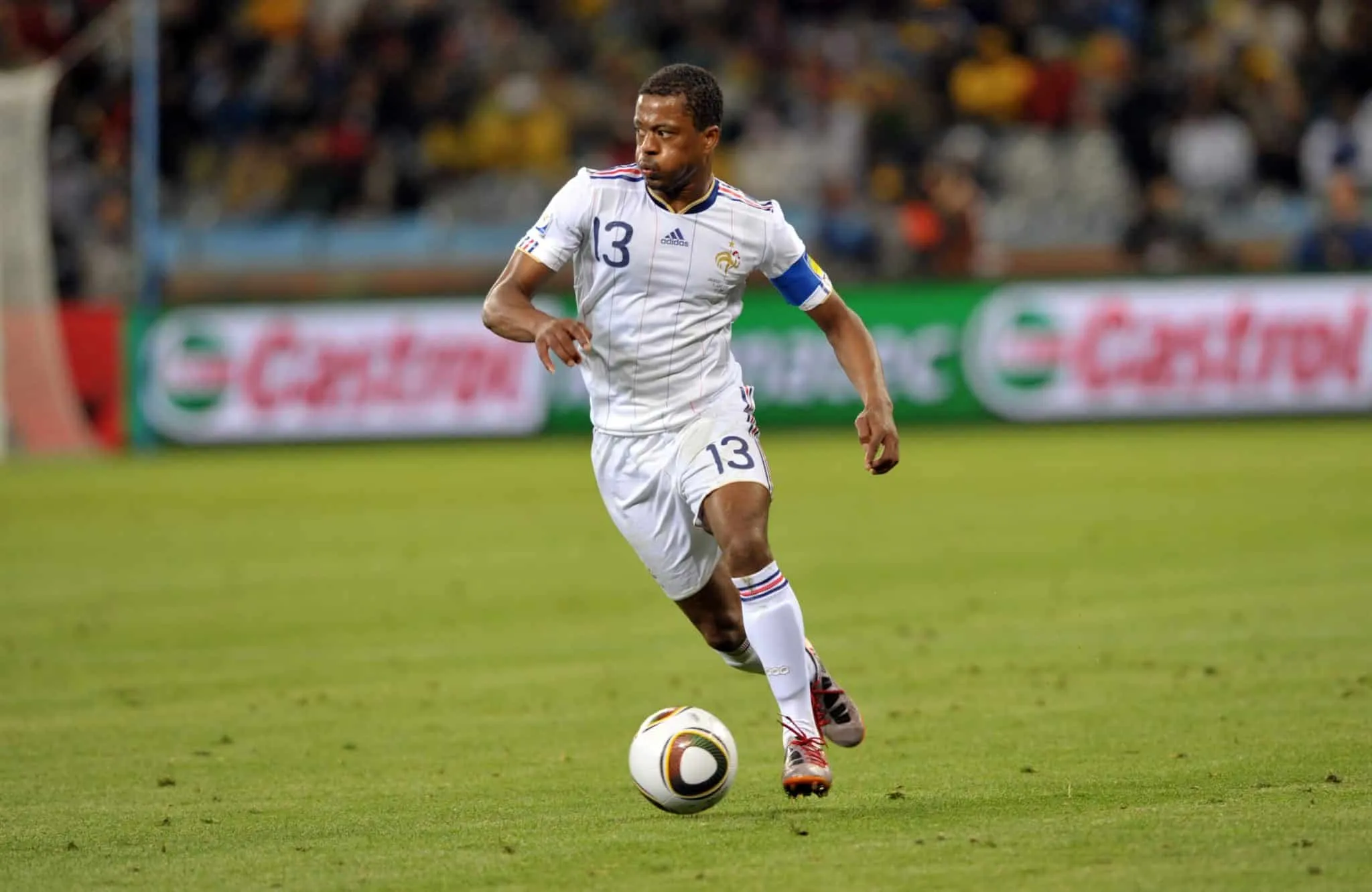 Laquelle de ces propositions sur Patrice Evra et le capitanat est FAUSSE ?