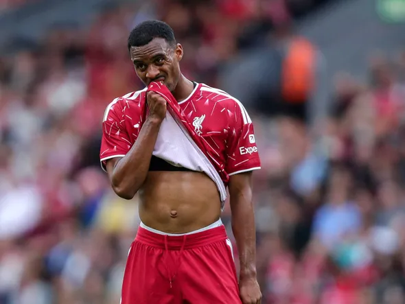 Gravenberch en difficulté : Liverpool se lance dans un ambitieux dossier mercato à 100 M€… en concurrence avec le PSG ?