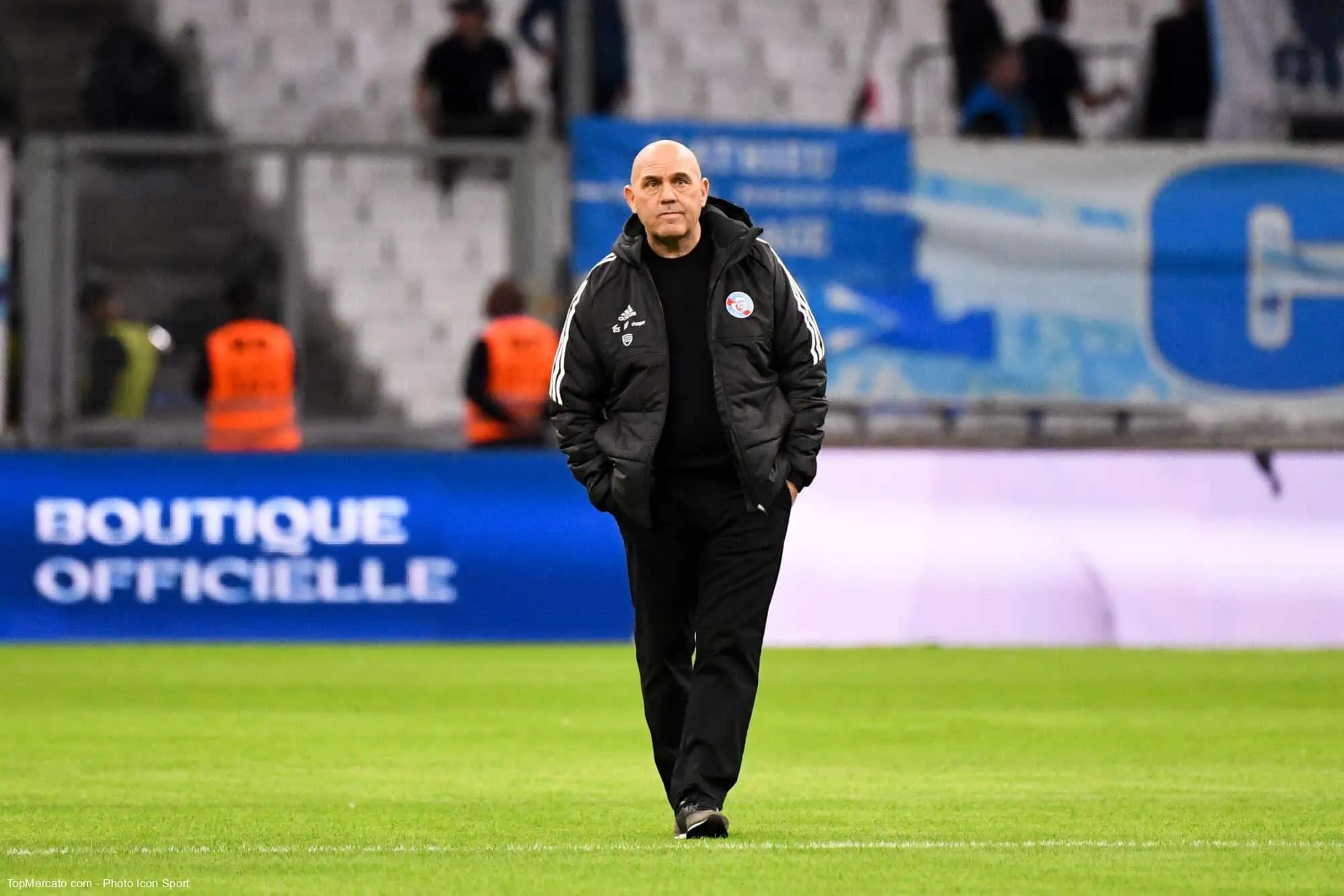 Entre deux passages au SC Bastia, dans quel championnat exotique Frédéric Antonetti a-t-il entraîné lors de la saison 1998-1999 ?
