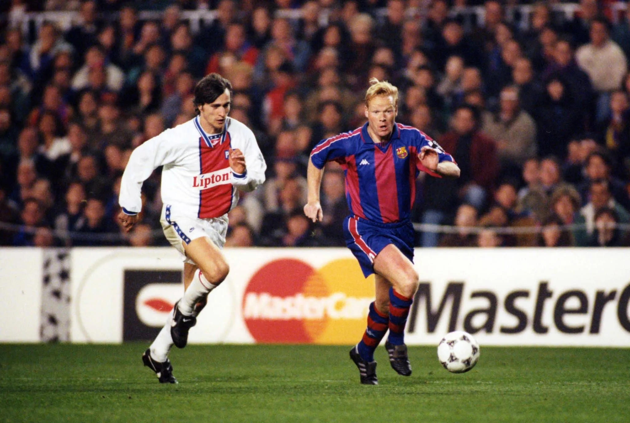 Quel entraîneur dirigeait le PSG en 1995 lors de la première confrontation de l’histoire entre Paris et le Barça ?