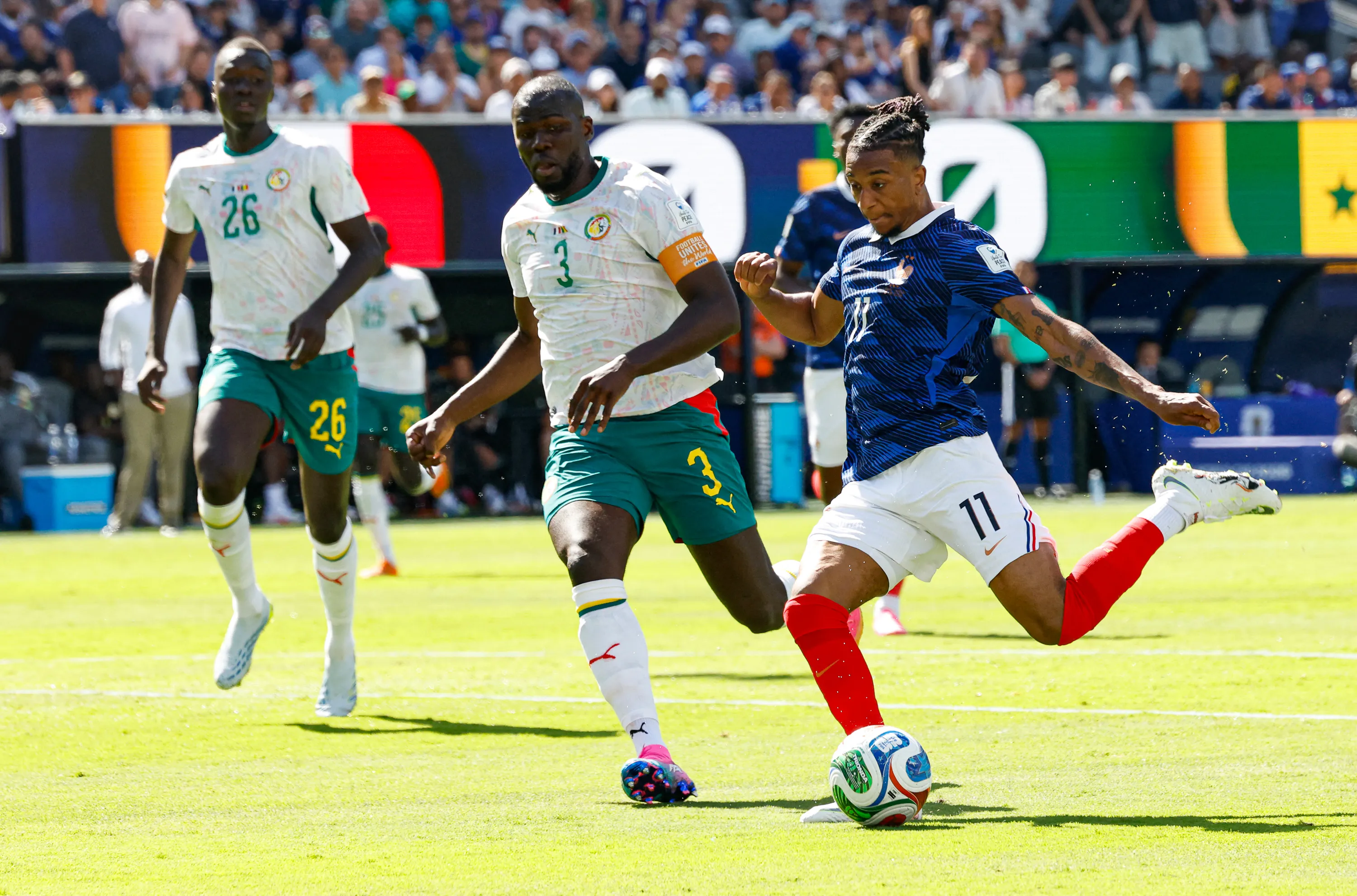 Michael Olise face à  Kalidou Koulibaly lors du match France-Sénégal. 