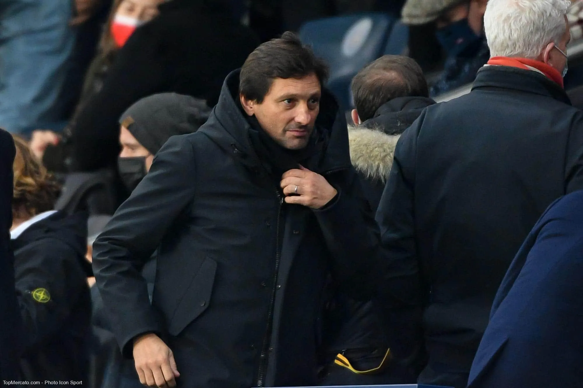 En 2013, Leonardo a écopé de neuf mois de suspension, provoquant son départ du poste de directeur sportif du PSG, où le Brésilien est revenu en 2019. Pour quel motif Leonardo avait-il été suspendu en 2013 ?