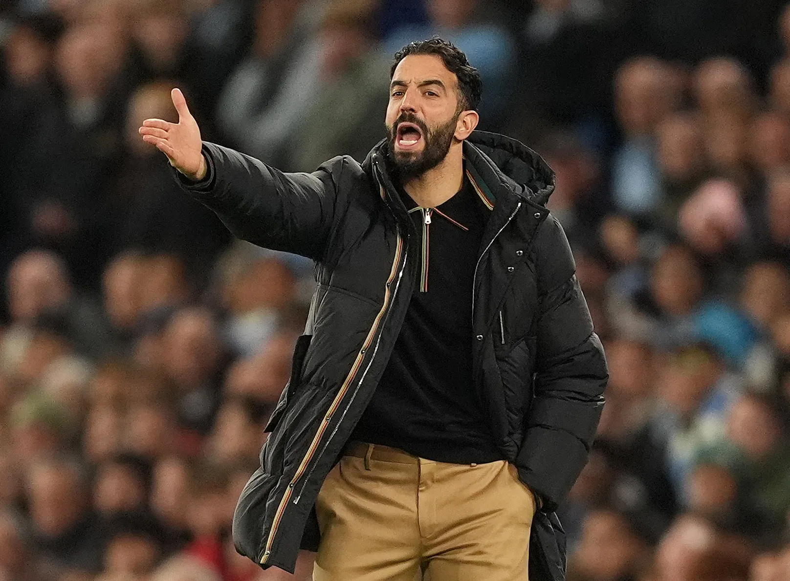 Quel joueur de Manchester United a rejoint Aston Villa en prêt cet hiver, alors que Ruben Amorim a dit quelques jours plus tôt que son ”entraîneur des gardiens” jouerait ”avant lui” dans son équipe ?