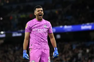 Manchester City : héros inattendu en League Cup, Rulli chatouille un Donnarumma fragilisé