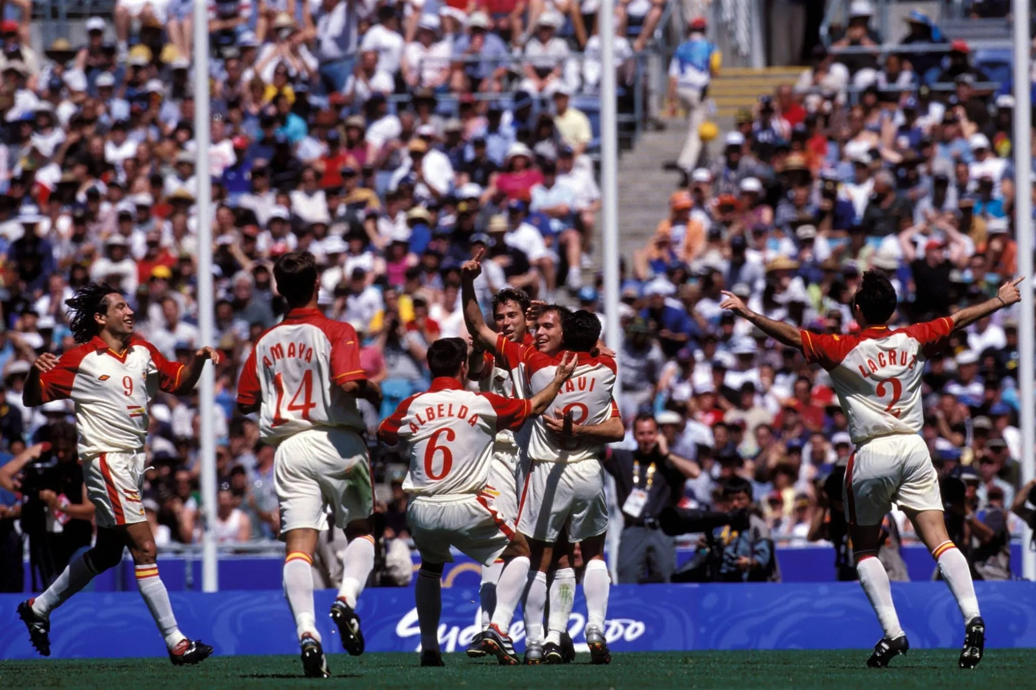 Quelle star du Cameroun, alors âgée de 19 ans, a remporté les JO 2000 avec sa nation en battant l’Espagne de Xavi en finale ?