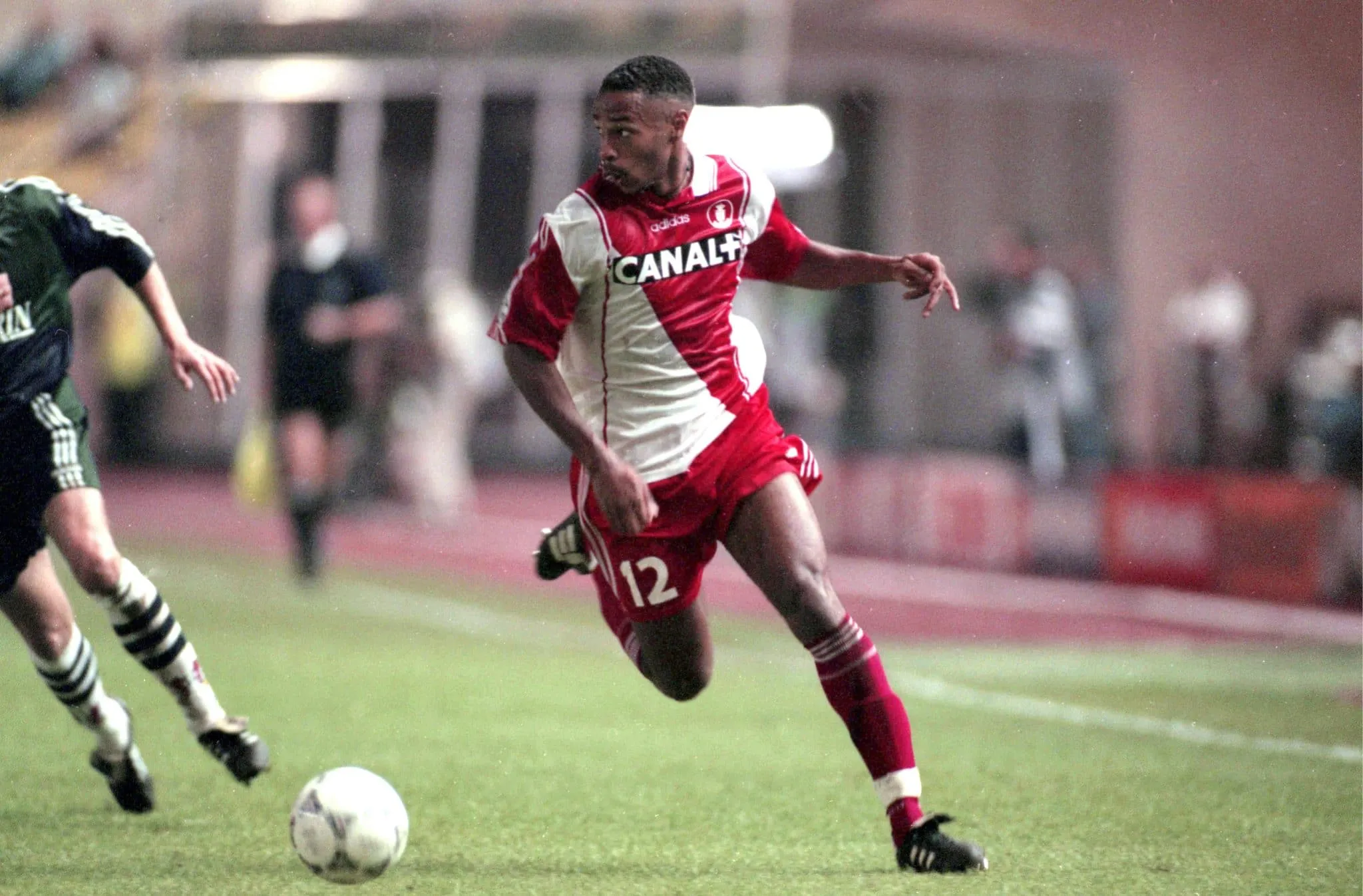 Avec quel grand club européen Thierry Henry a-t-il signé un pré-contrat en 1997, signature qui ne sera finalement pas respectée par le Français ?