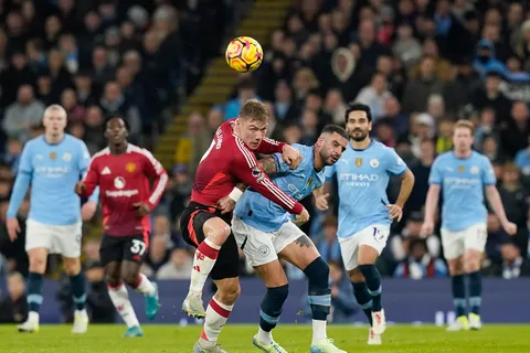 Rasmus Højlund provoque Kyle Walker après le derby