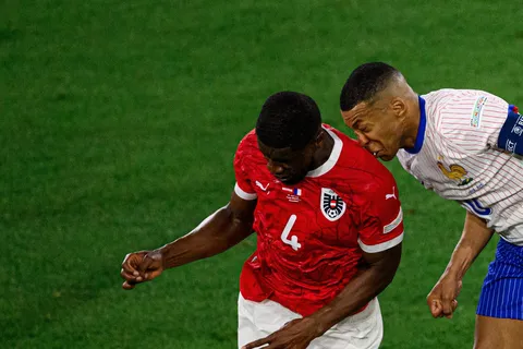 Autriche-France : l’image choc du nez cassé de Mbappé