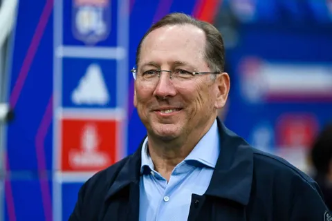 John Textor reçoit un chèque de plus de 70 M€