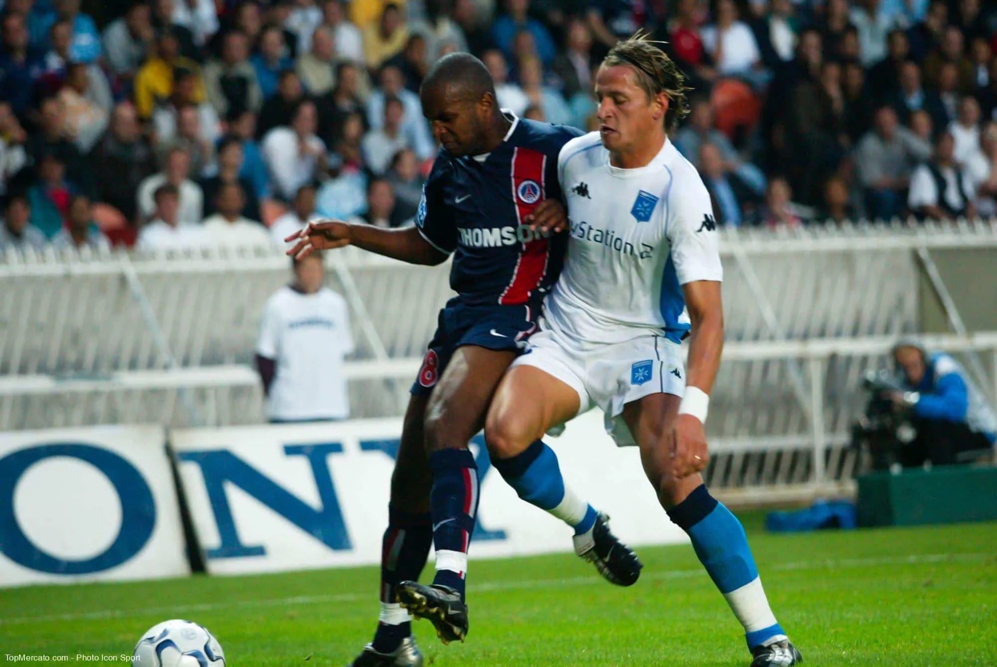 Quel était le poste de Didier Domi, sous contrat avec le PSG de 1994 à 1998 puis de 2001 à 2004 ?