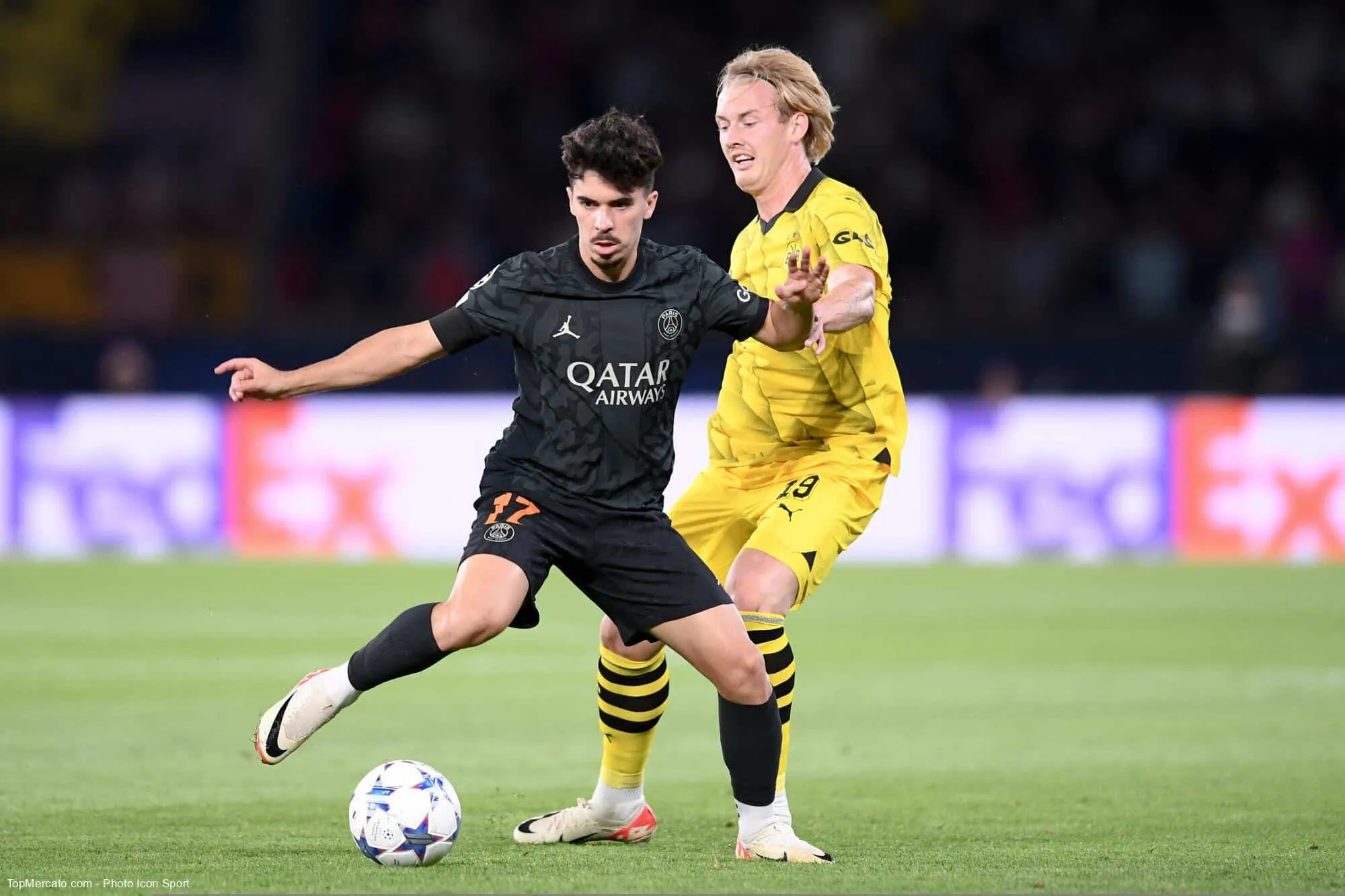 Laquelle de ces propositions sur le milieu portugais du PSG Vitinha est FAUSSE ?