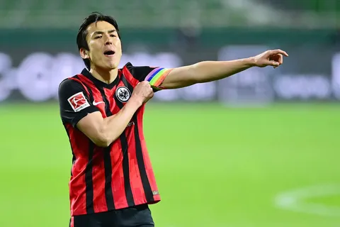 Officiel Mercato - Eintracht Francfort : le capitaine Hasebe rempile jusqu’en 2022