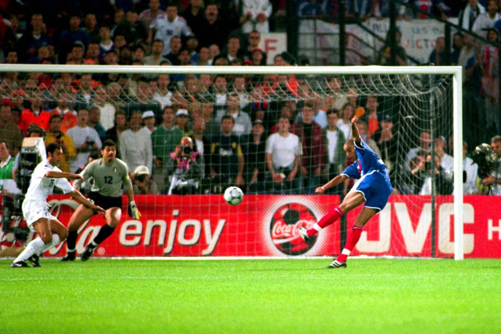 Lors de la finale de l’Euro 2000 France 2-1 Italie, quel Tricolore fait la passe décisive sur le but en or de David Trezeguet à la 103e minute de jeu ?