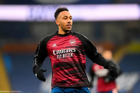 OM : Wenger conseille un grand nom pour le numéro 9