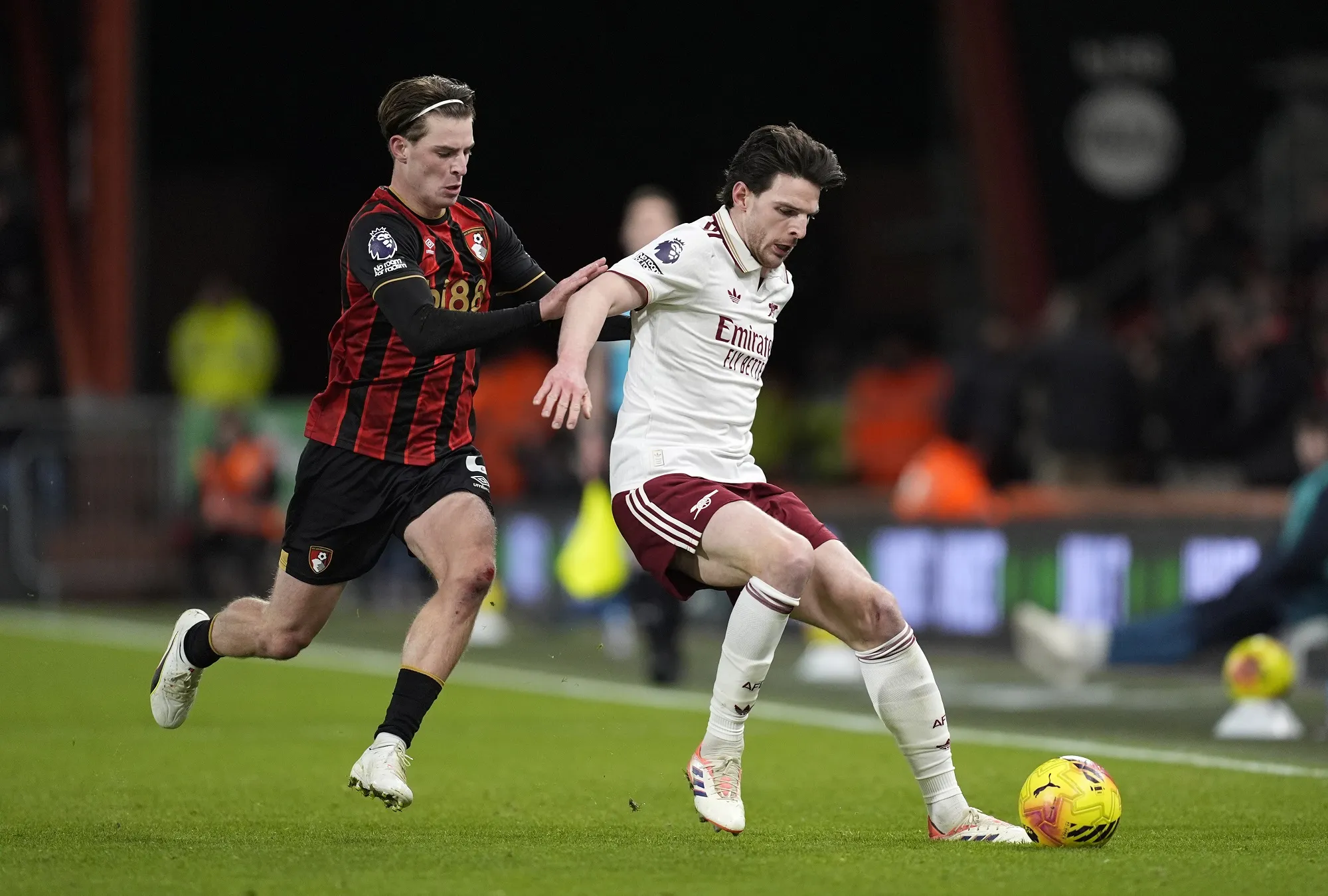 Alex Scott et Declan Rice au duel lors d'un match entre Bournemouth et Arsenal
