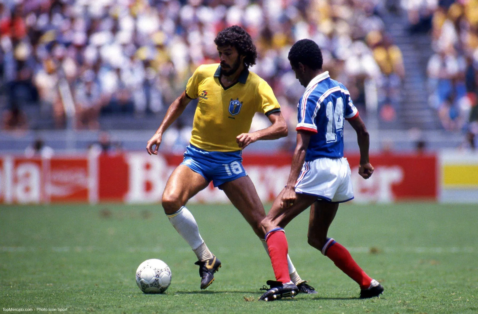 De quel illustre joueur brésilien du PSG Socrates est-il le grand frère ?