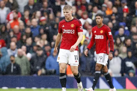 “Les vrais hommes” : un attaquant de Manchester United violemment taclé par un joueur de St Marin