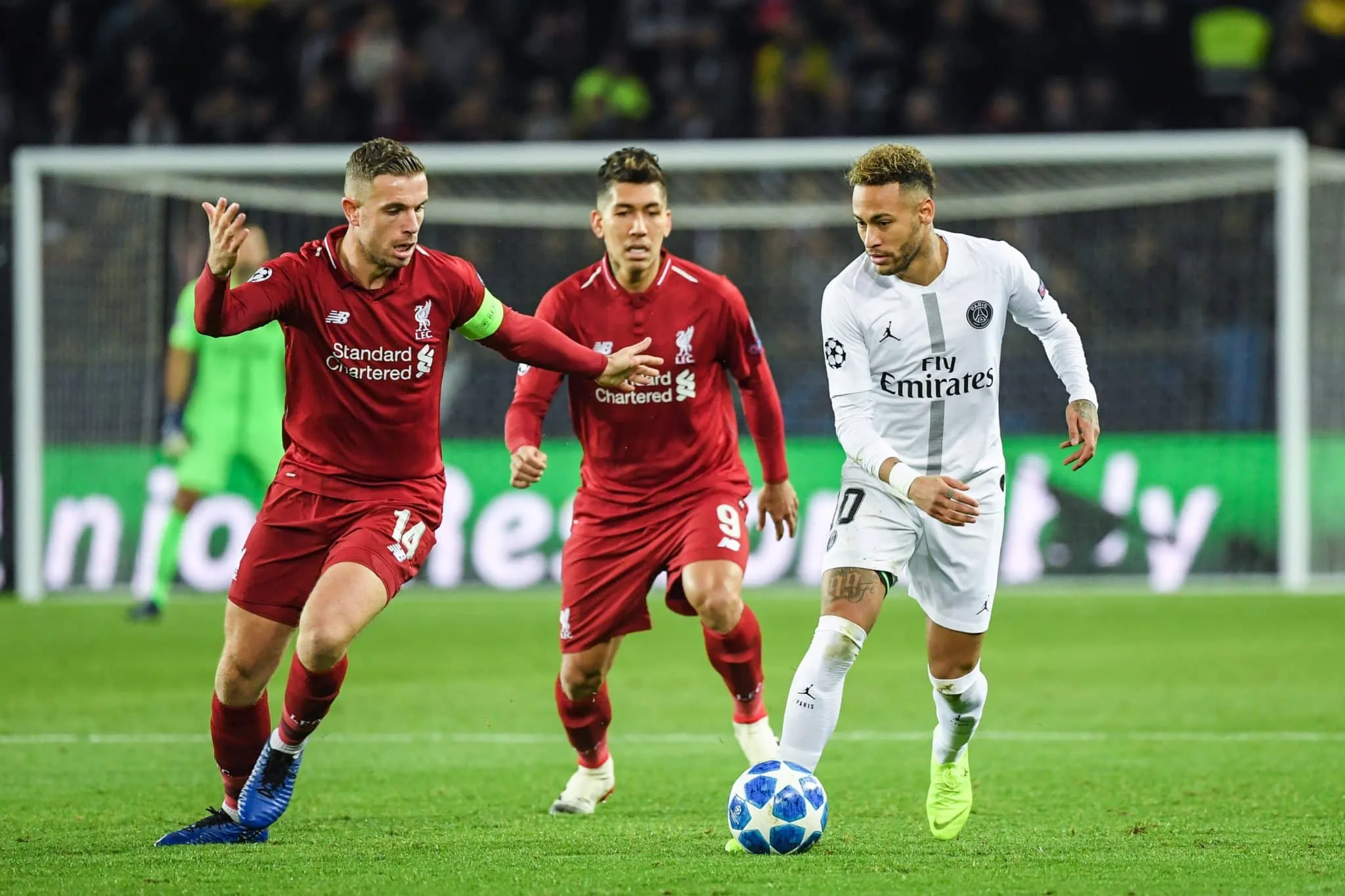 Dans quelle compétition européenne le PSG a-t-il éliminé Liverpool en demi-finale, après une victoire 3-0 puis une défaite 0-2 ? (la photo date de 2018 et n’est pas un indice)