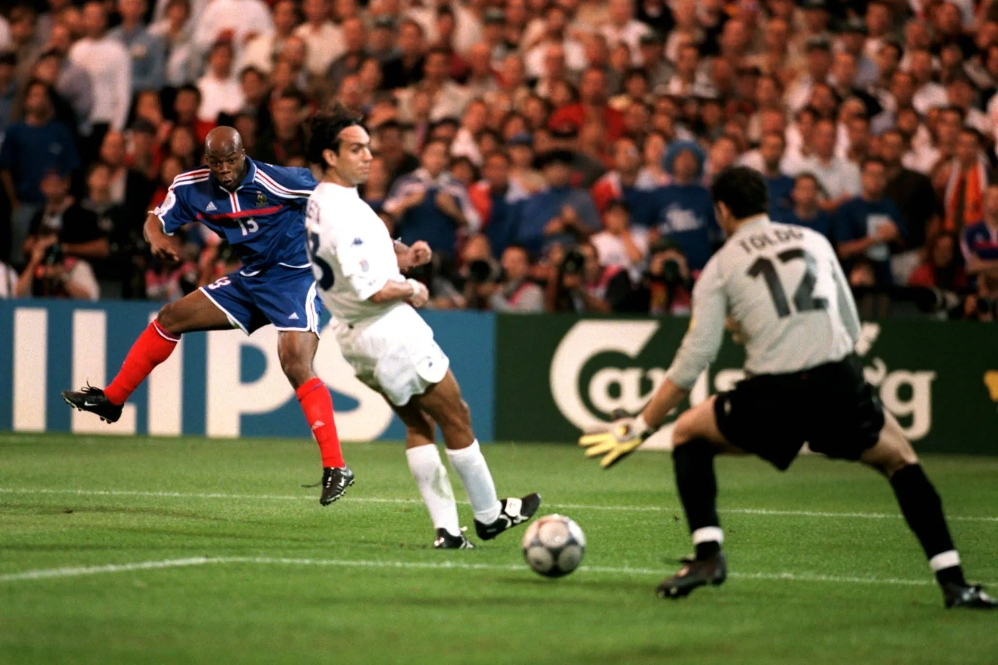 Lors de la finale de l’Euro 2000 France 2-1 Italie, quel joueur tricolore sur la pelouse a demandé au banc italien, déjà debout, de se rasseoir juste après le but égalisateur de Sylvain Wiltord à la 90e+4 ?