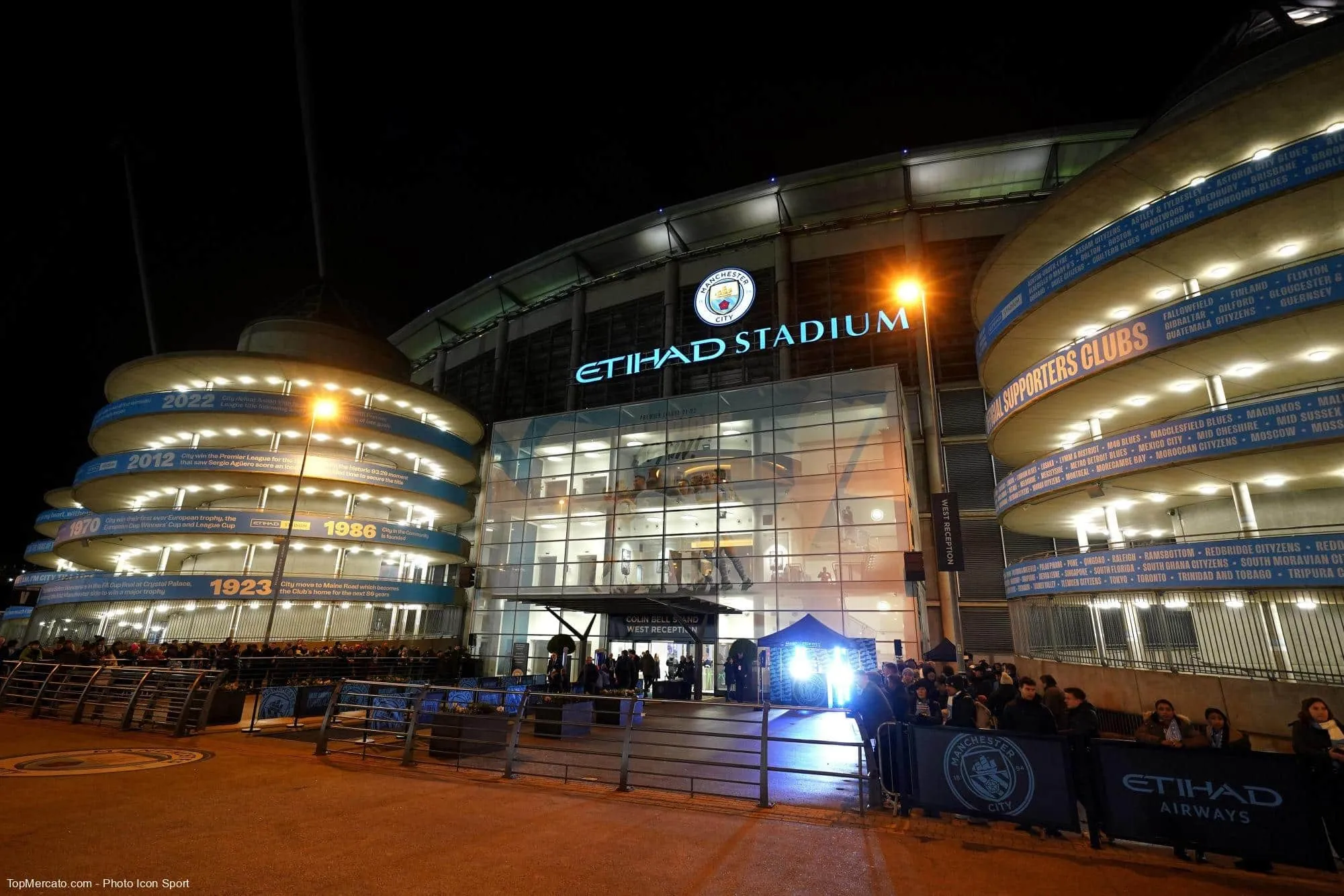 En 2011, après un doublé contre Man Utd, quel attaquant des Cityzens a dévoilé un t-shirt sous son maillot, où il était écrit : “Why Always Me ?” ?