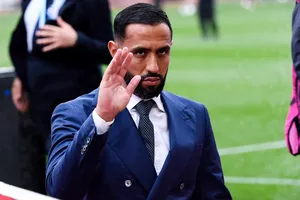 Mercato OM : “il ne bouge pas”, Benatia bloque un cadre