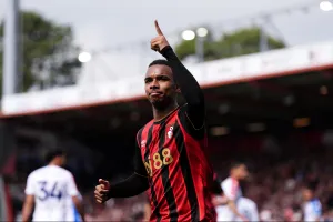 Mercato – Le PSG devancé par une offre à 100 M€ pour Eli Junior Kroupi ?