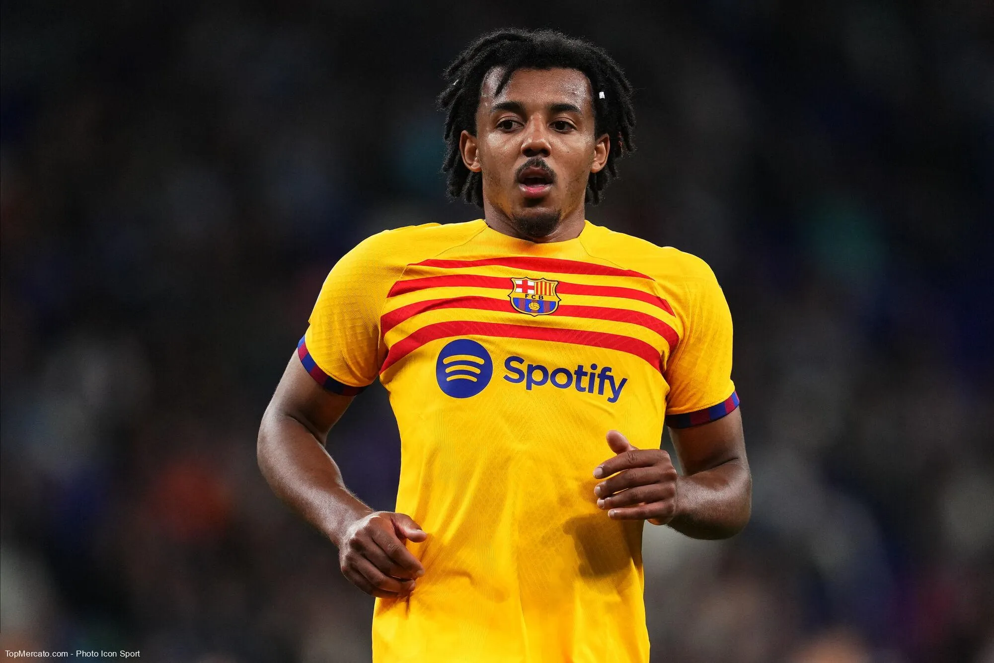 A quel poste autre que le sien Jules Koundé a-t-il régulièrement évolué cette saison ?