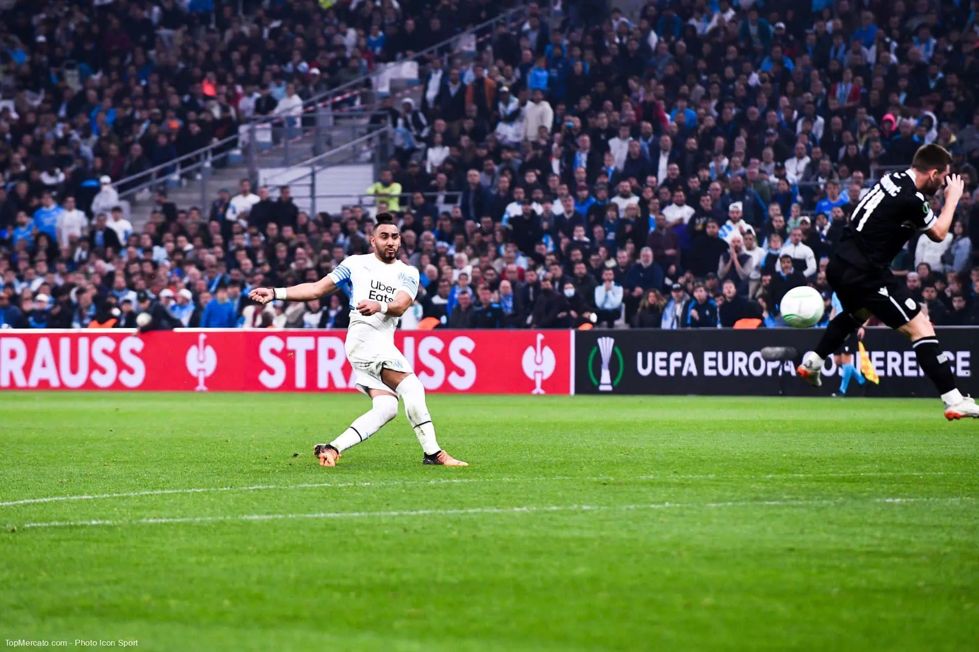 Contre quelle formation Dimitri Payet a-t-il marqué une reprise de volée de l’extérieur de la surface qui a valu au Français une nomination au prix Puskas en 2022 ?