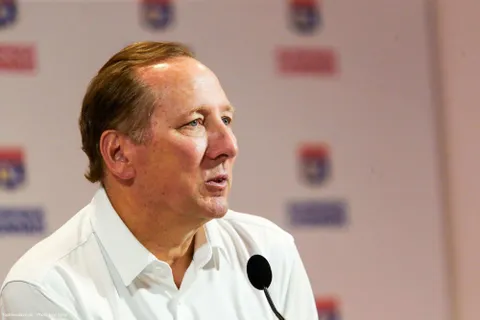 “C’est de la corruption, du vol !”, quand Textor dégoupille