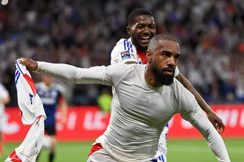 Lacazette lâche une réponse inattendue à Henry !