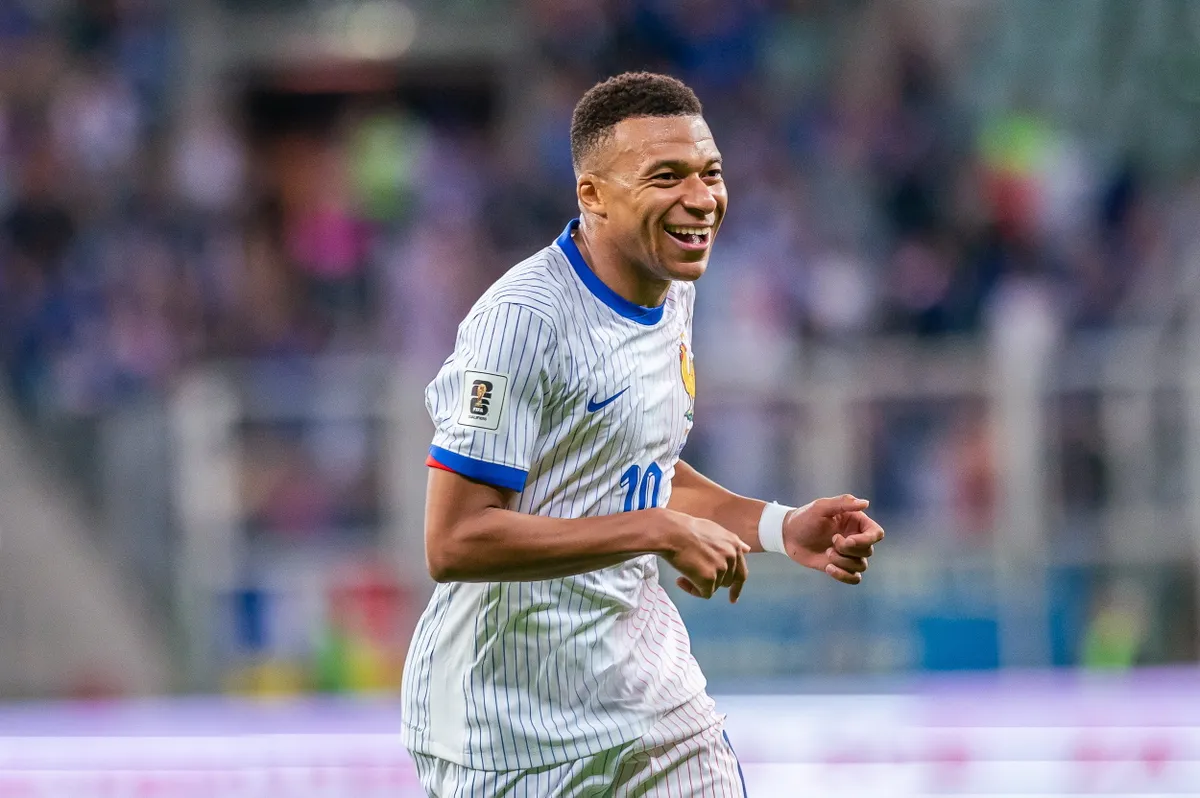 Kylian Mbappé heureux après un but en équipe de France