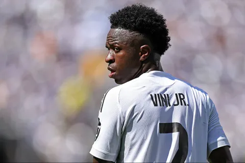 Mercato Real Madrid : le futur successeur de Vinicius identifié à 16 ans en Championship ?