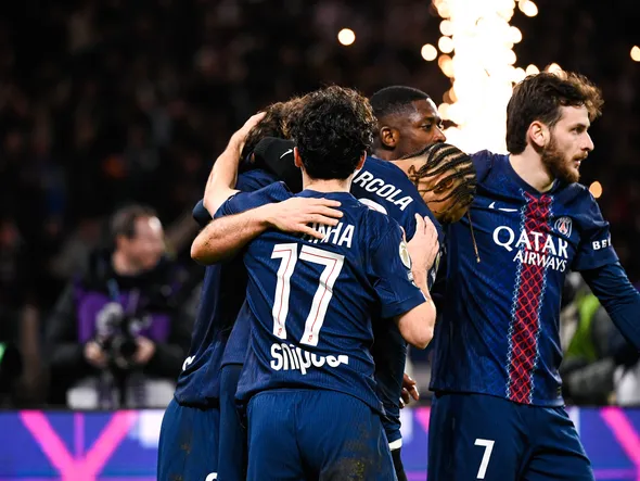 Chelsea-PSG : “pas beaucoup de Barcola ou de Kvara ici”… La petite phrase de Liam Rosenior secoue la Premier League !