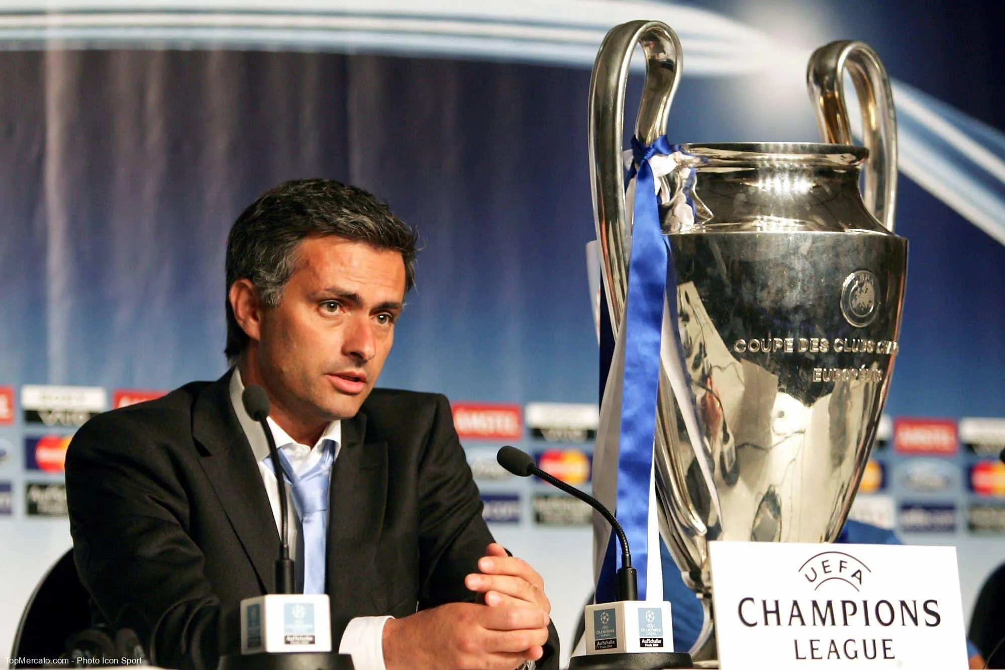 Durant combien d’années consécutives le Portugais José Mourinho a-t-il été invaincu à domicile en championnat ?