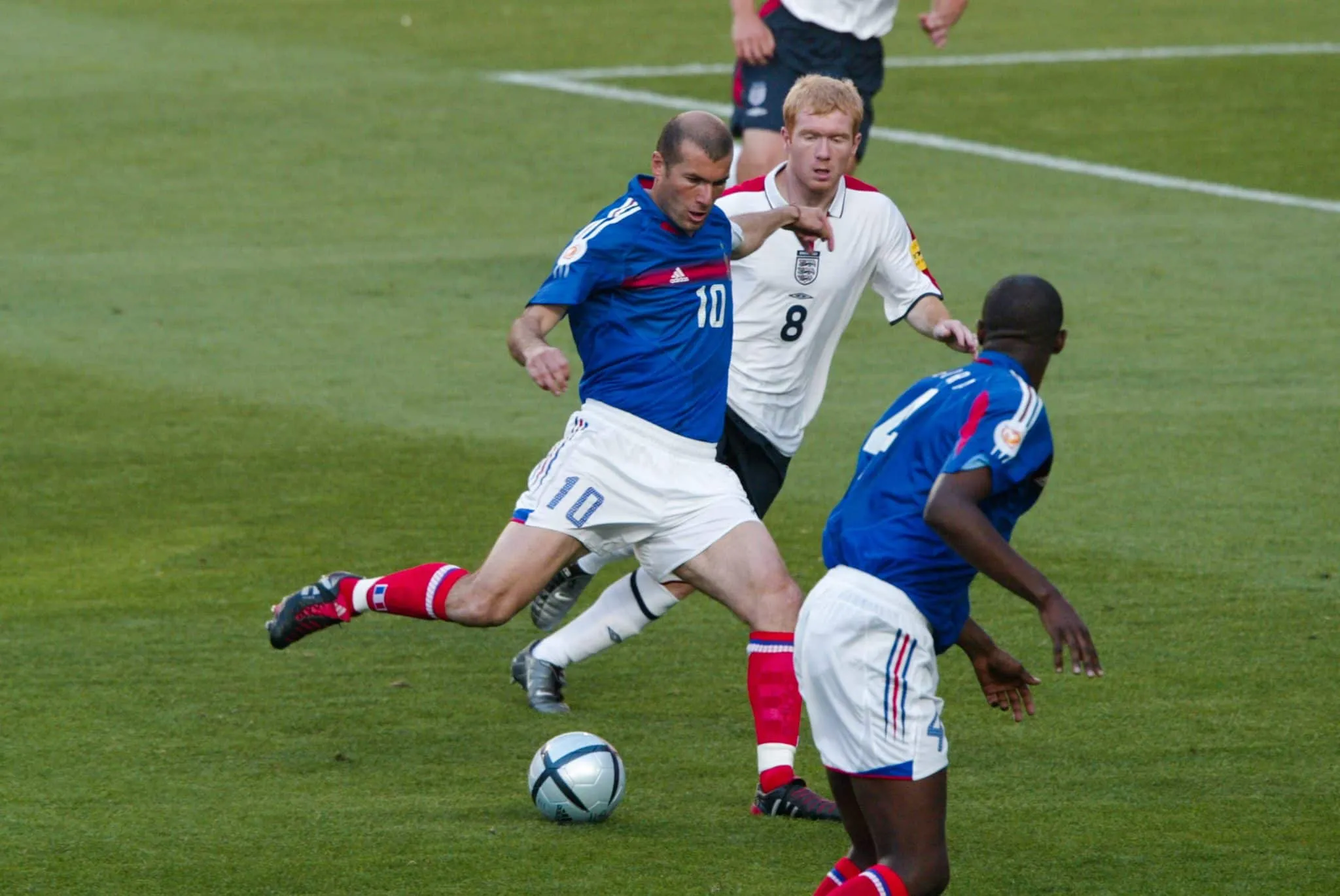 Convoqué avec 30 autres joueurs pour l’Euro 2004, quel Français a quitté précipitamment Clairefontaine en refusant le statut de réserviste et en n’accompagnant donc pas les Bleus jusqu’à la veille du premier match ?