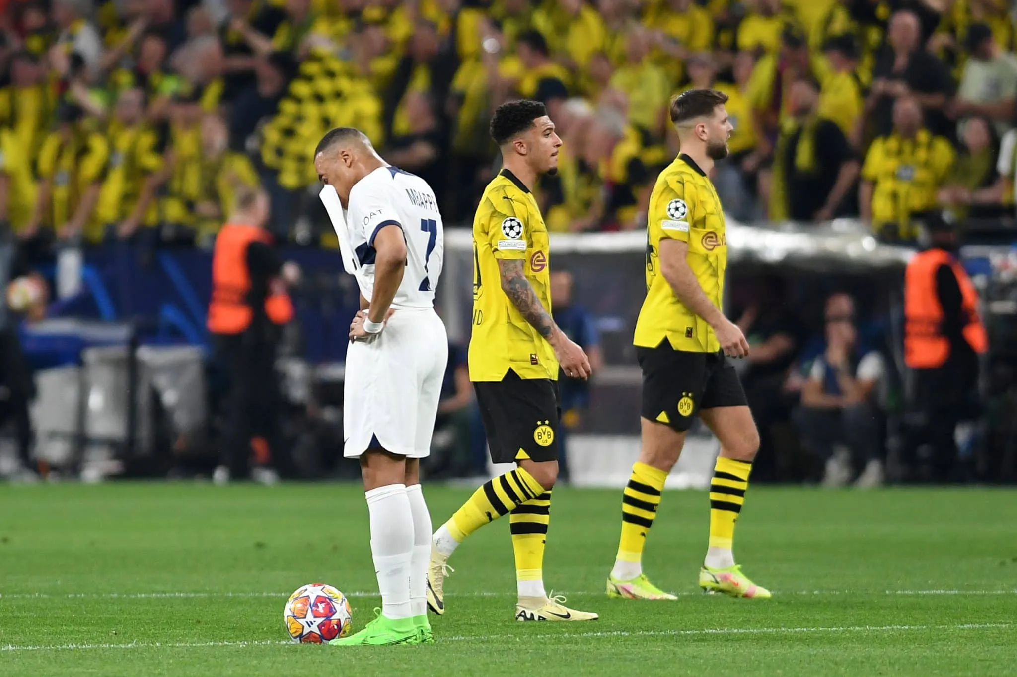 Alors que le PSG a touché deux fois les montants contre le Borussia Dortmund, en demi-finale aller de C1, quel Parisien s’est gravement blessé lors du but du club allemand ?