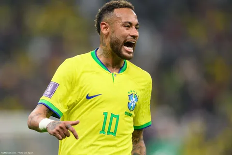Brésil : Dani Alves répond à Neymar sur son avenir international