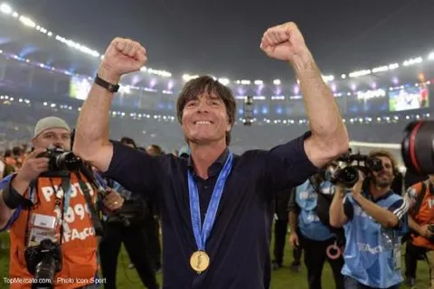 Allemagne : Löw se lime les ongles en plein match !