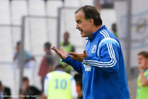 Quand Courbis provoque Bielsa, “El Loco” se contient