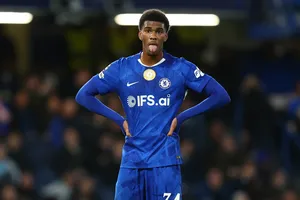 Mercato – Le PSG concurrencé par 8 courtisans européens pour l’espoir anglais Josh Acheampong