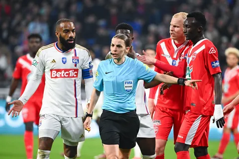 1/10, L’Equipe dézingue l’arbitre de Lyon-Valenciennes