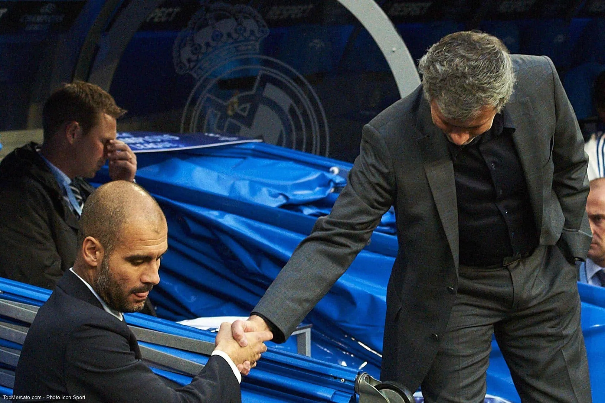 Lors de la manita FC Barcelone 5-0 Real Madrid de 2010, quel Madrilène a poussé Pep Guardiola sur la touche, provoquant une grosse échauffourée ?