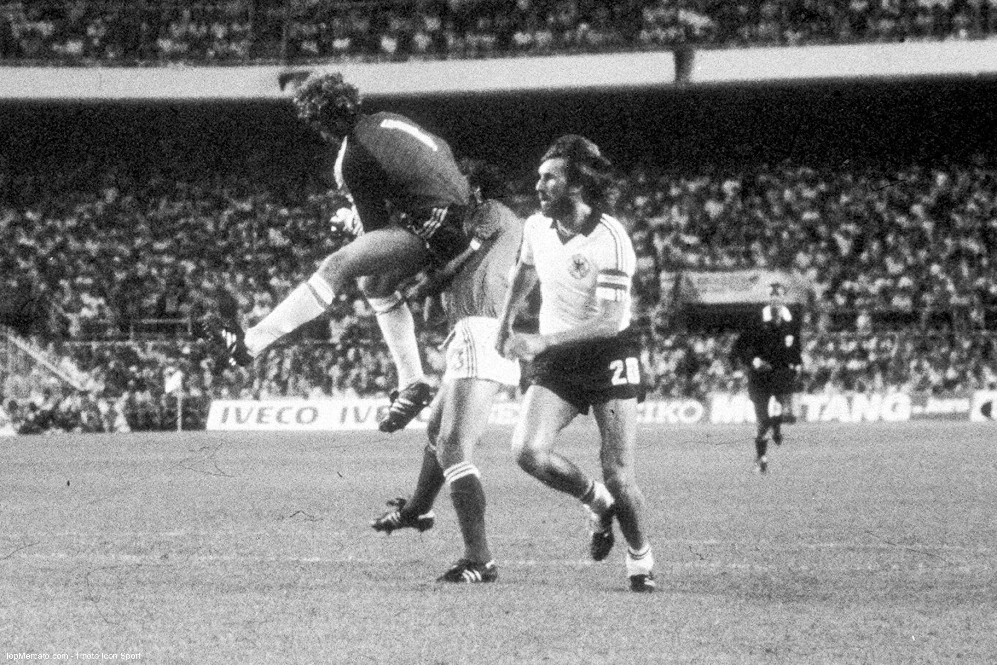 Durant le match de Coupe du monde 1982 en Espagne entre les Bleus et les Allemands, quel Français se fait sécher par Harald Schumacher lors d’une action restée célèbre ?