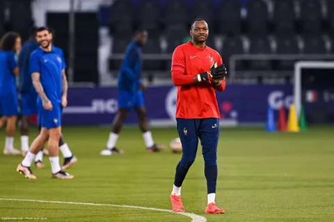 France-Argentine : comme Mbappé, Mandanda s’est emporté à la pause !