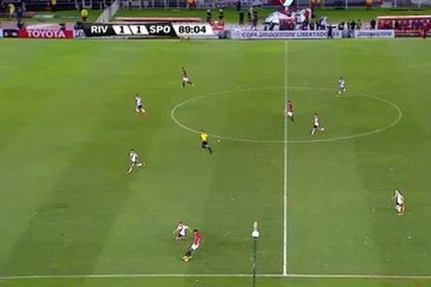 Libertadores : Bastos se prend pour un rugbyman