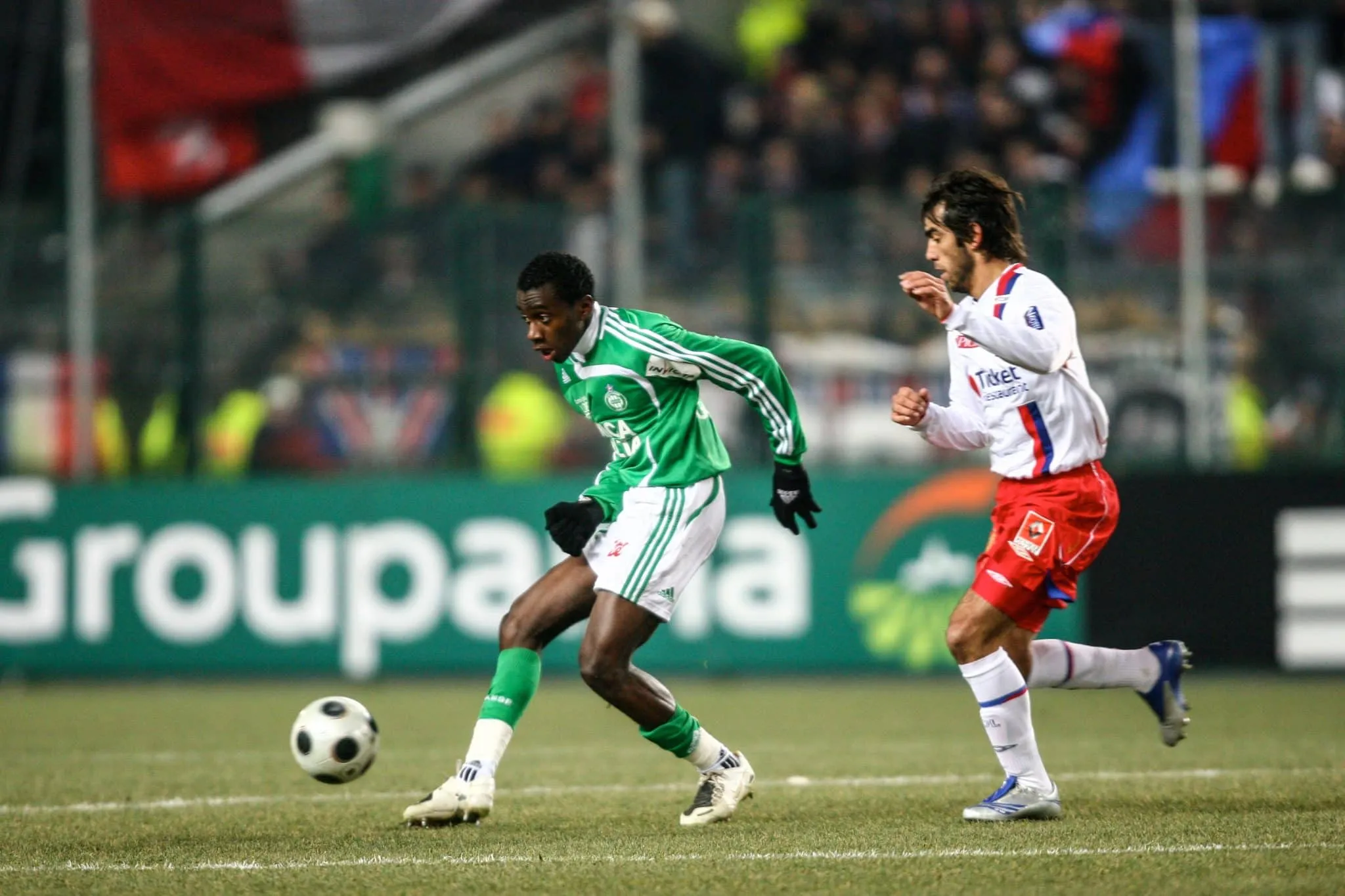 Lors du derby de janvier 2008 au stade Geoffroy-Guichard, quel Lyonnais envoie un coup franc dans les buts de Jérémie Janot au bout du suspense, à la 90e+5, pour le but de l’égalisation (1-1) ?