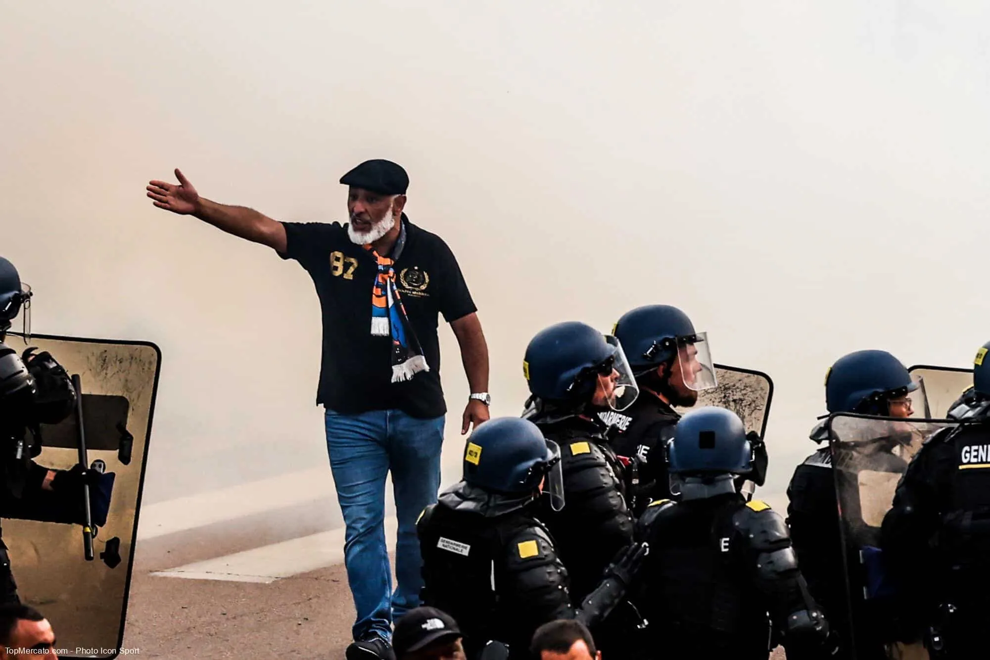 Après la réunion houleuse avec les supporters en septembre 2023, quel dirigeant de l’OM a finalement quitté son poste en octobre ?